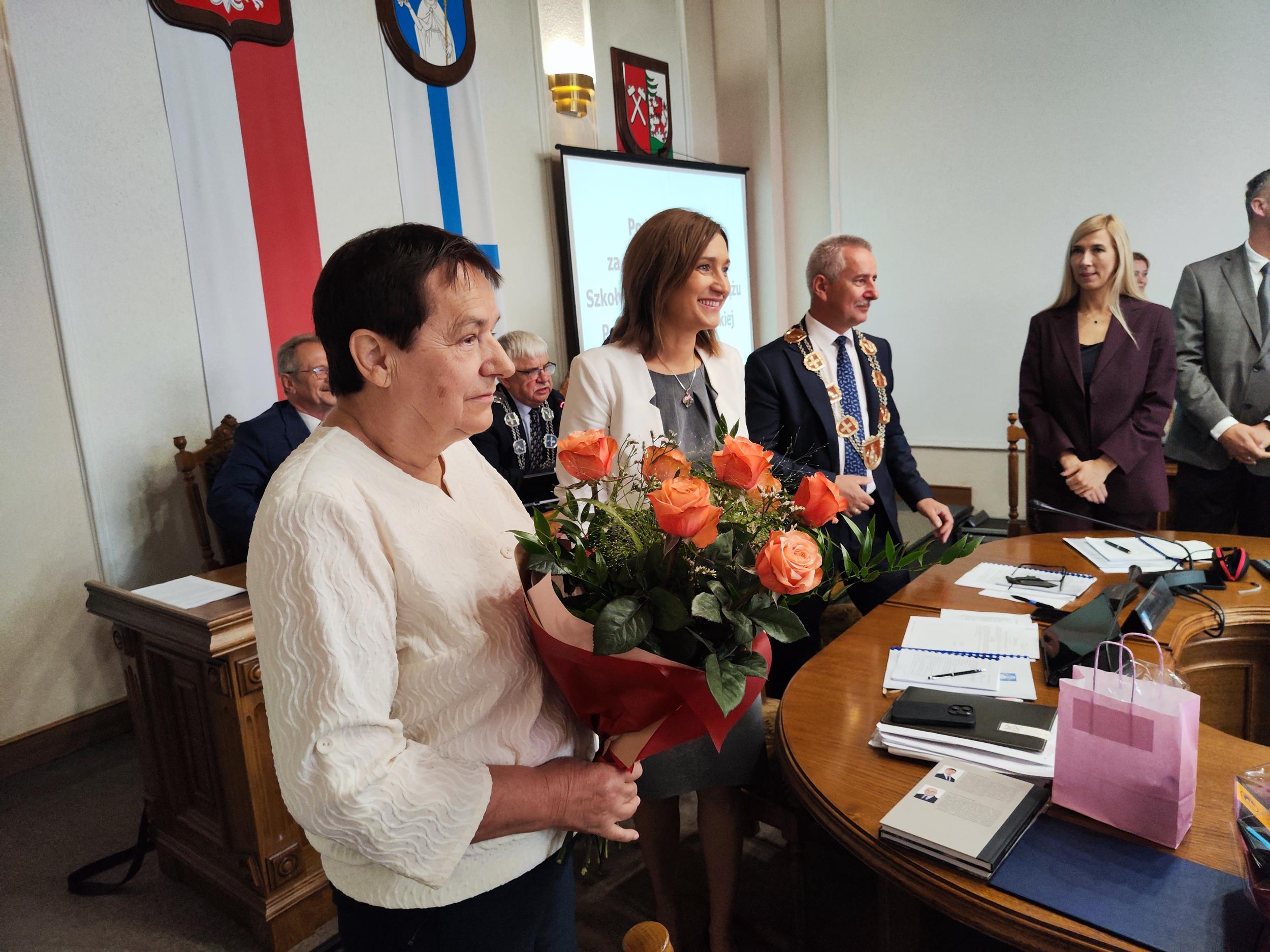 Podziękowania za pracę dla dyrektor szkoły w Raciążu Irena Szwankowska