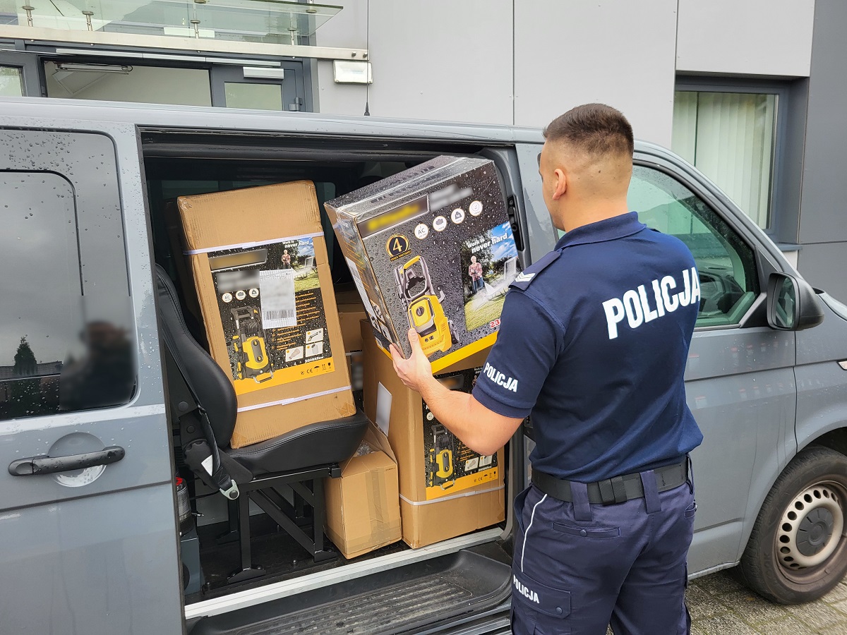 Tucholscy policjanci pomagają powodzianom