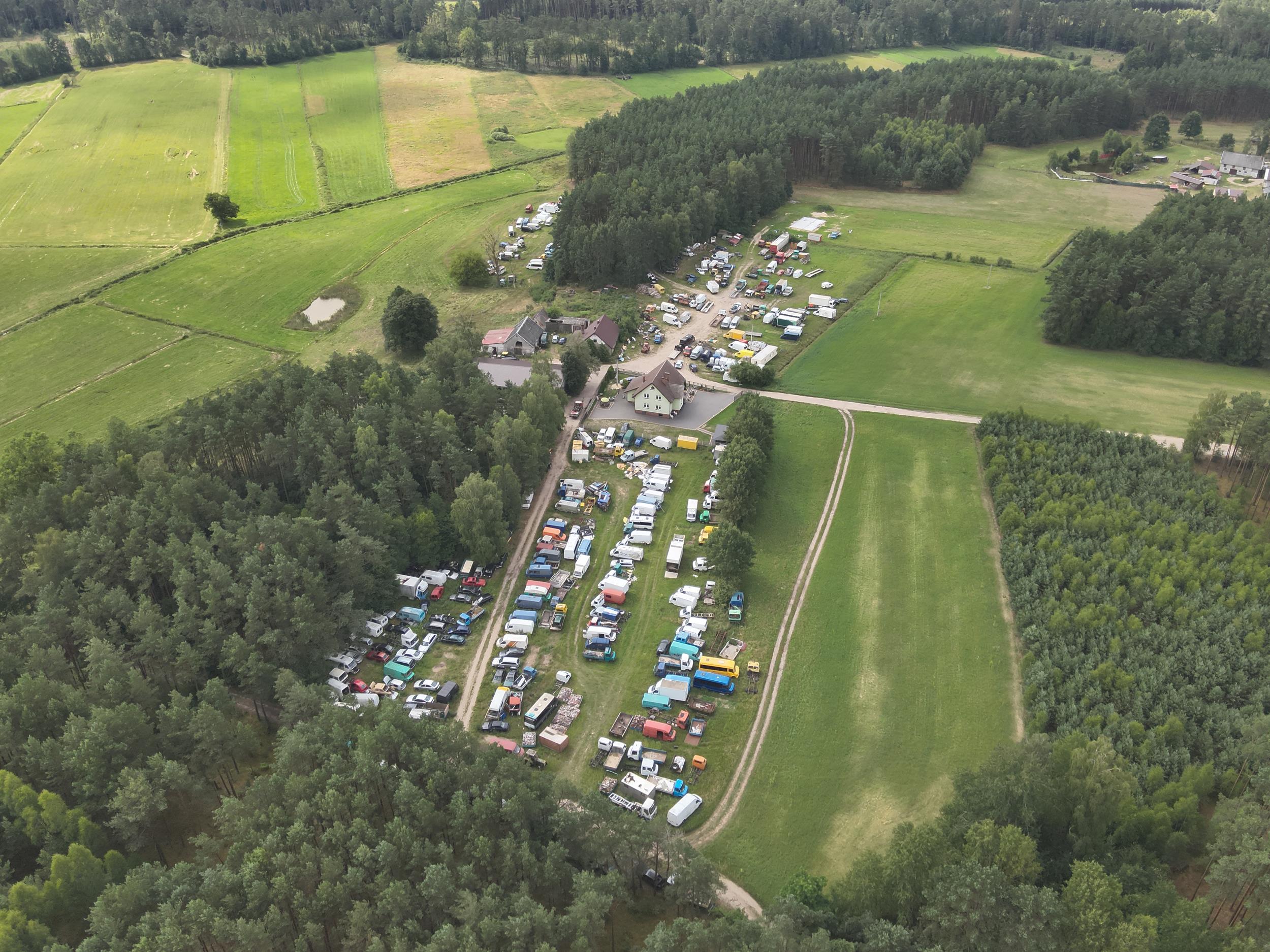 Nielegalne składowisko uszkodzonych pojazdów w gminie Czersk