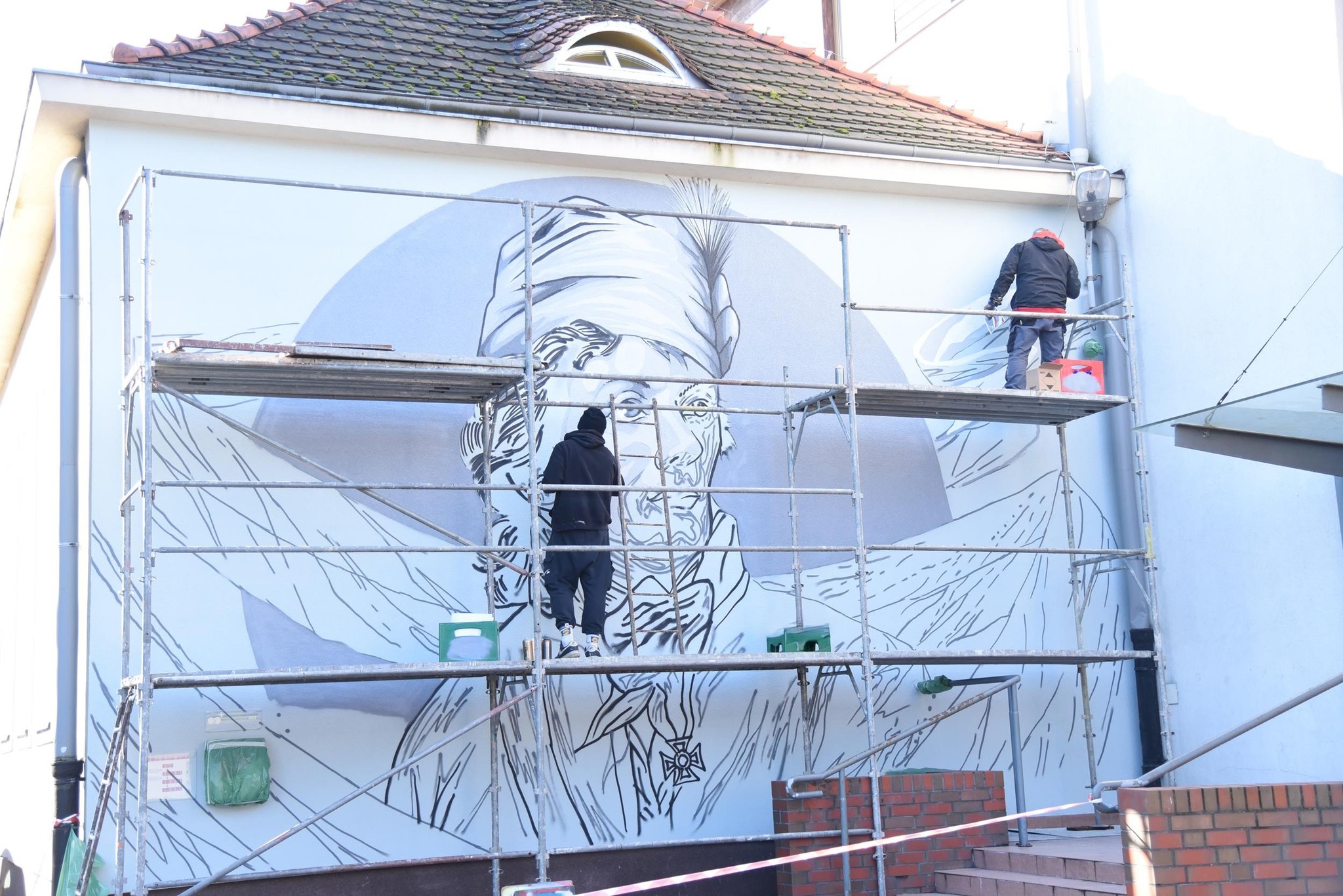 Mural z Tadeuszem Kościuszko zdobi ścianę szkoły w Łęgu