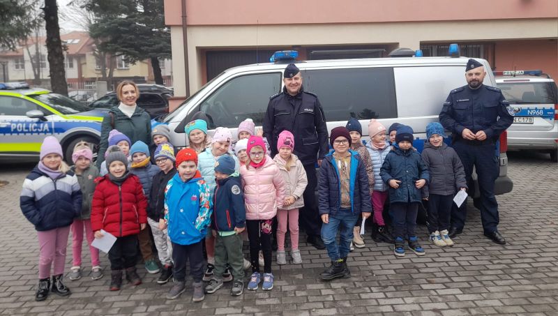 Dzieci z czerskiej „jedynki” podglądały pracę policjantów