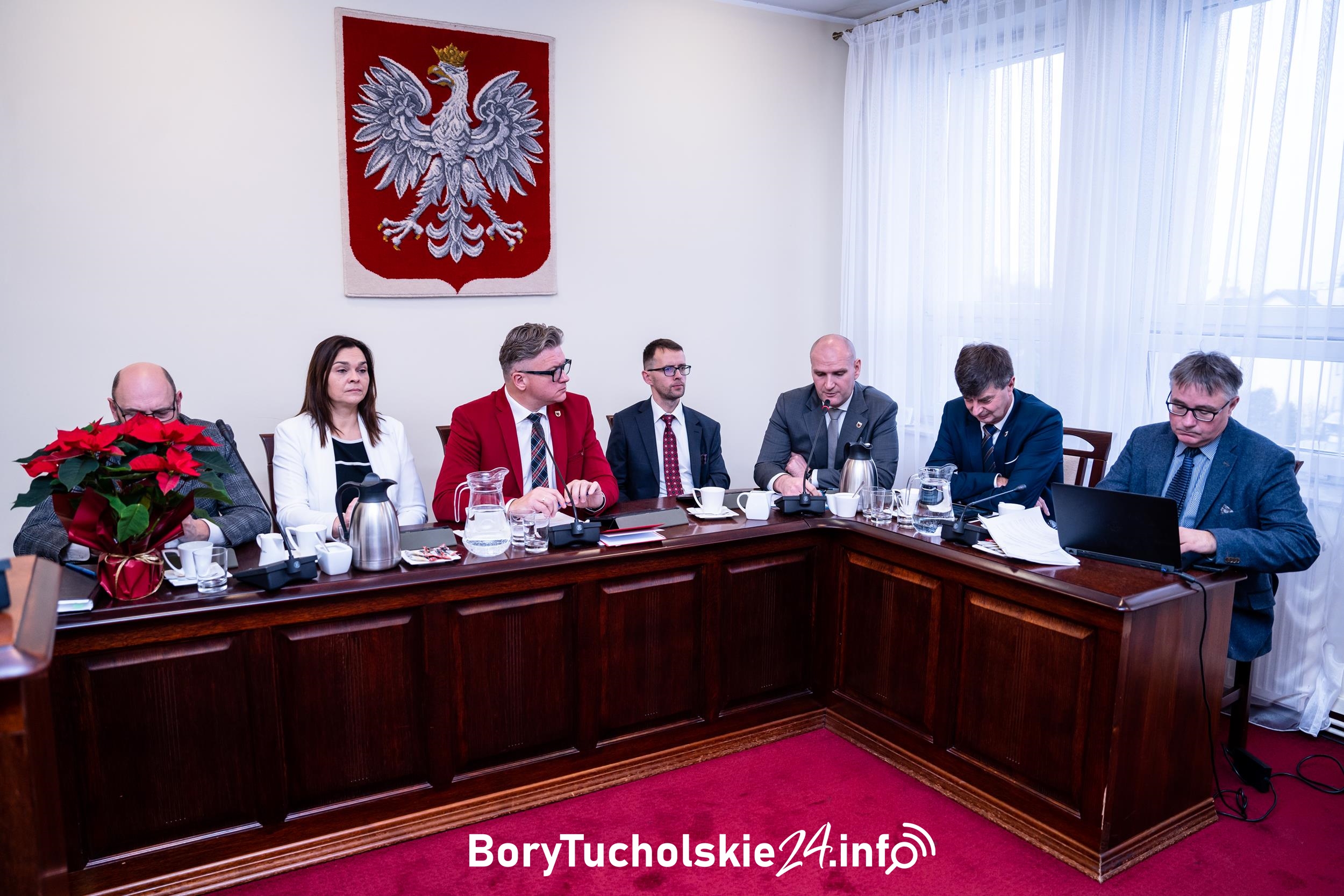 Budżet powiatu przyjęty. Dlaczego były starosta wstrzymał się od głosu?