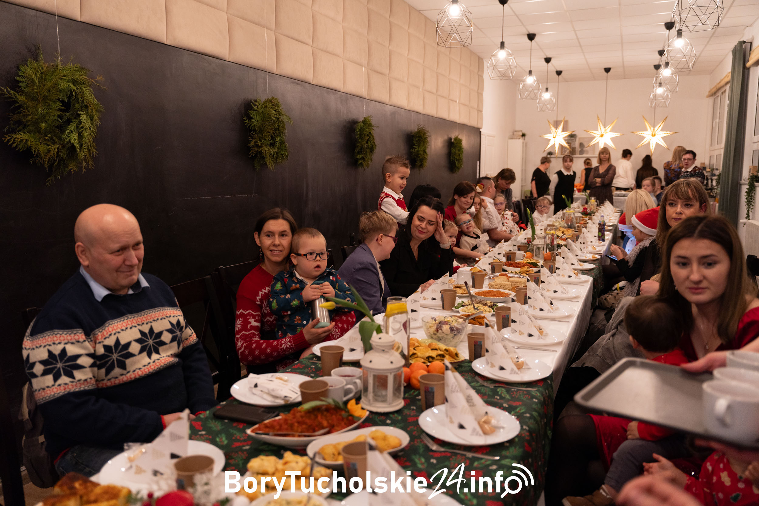 Wigilia w Stowarzyszeniu "Się Uda". Świąteczna magia pełna uśmiechów i wzruszeń