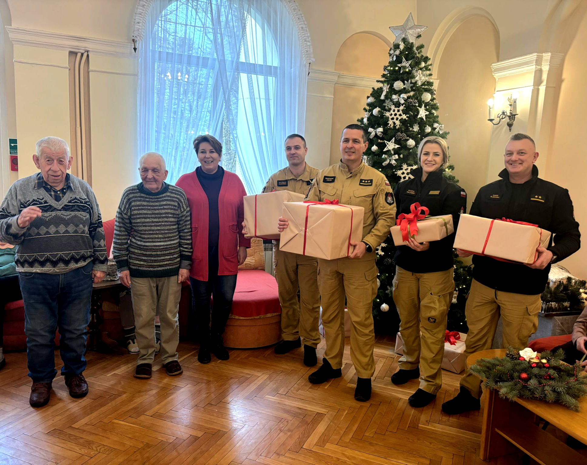 Strażacy z Tucholi zawieźli prezenty do DPS w Wysokiej