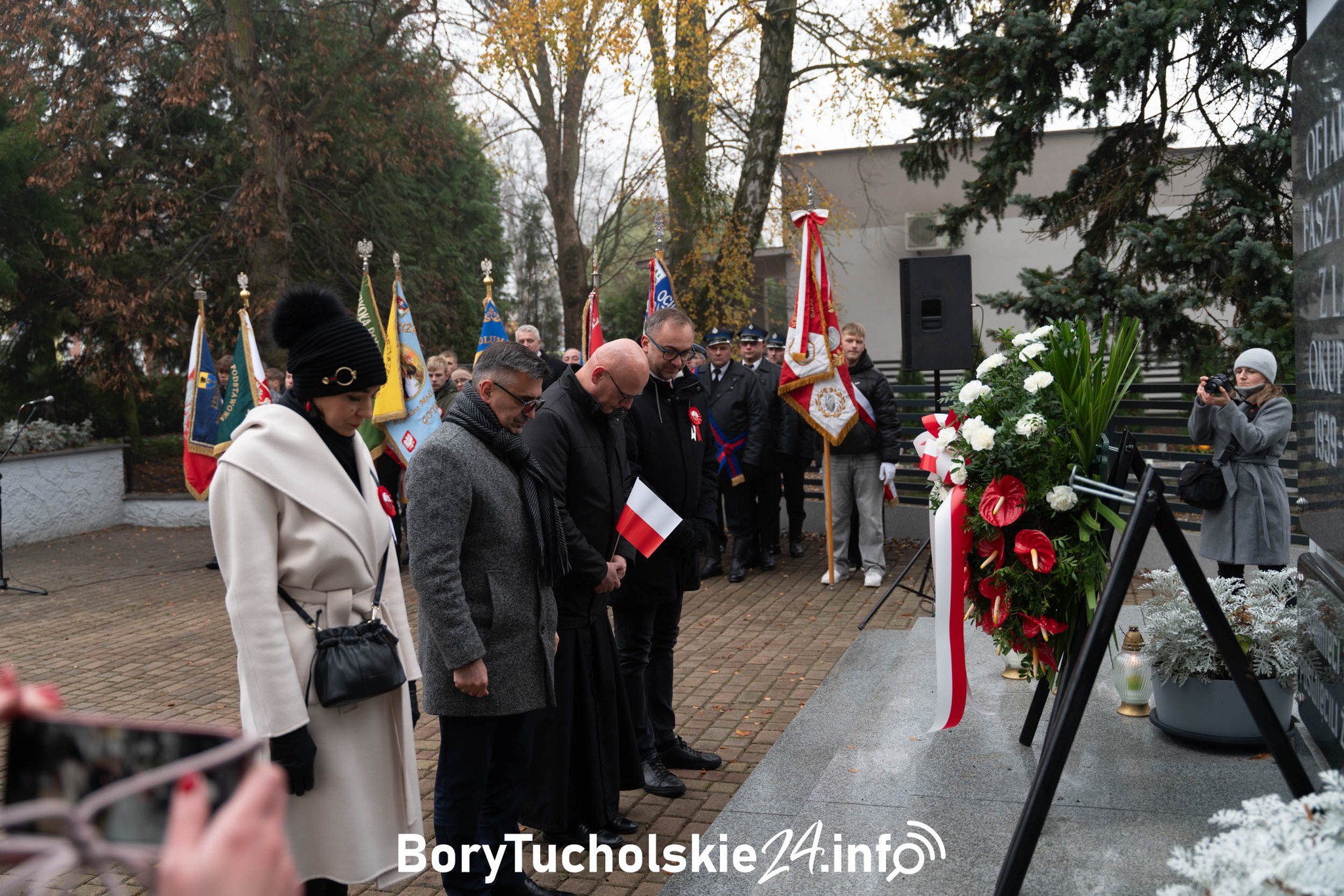 Dwie delegacje, dwa wieńce, jeden podział