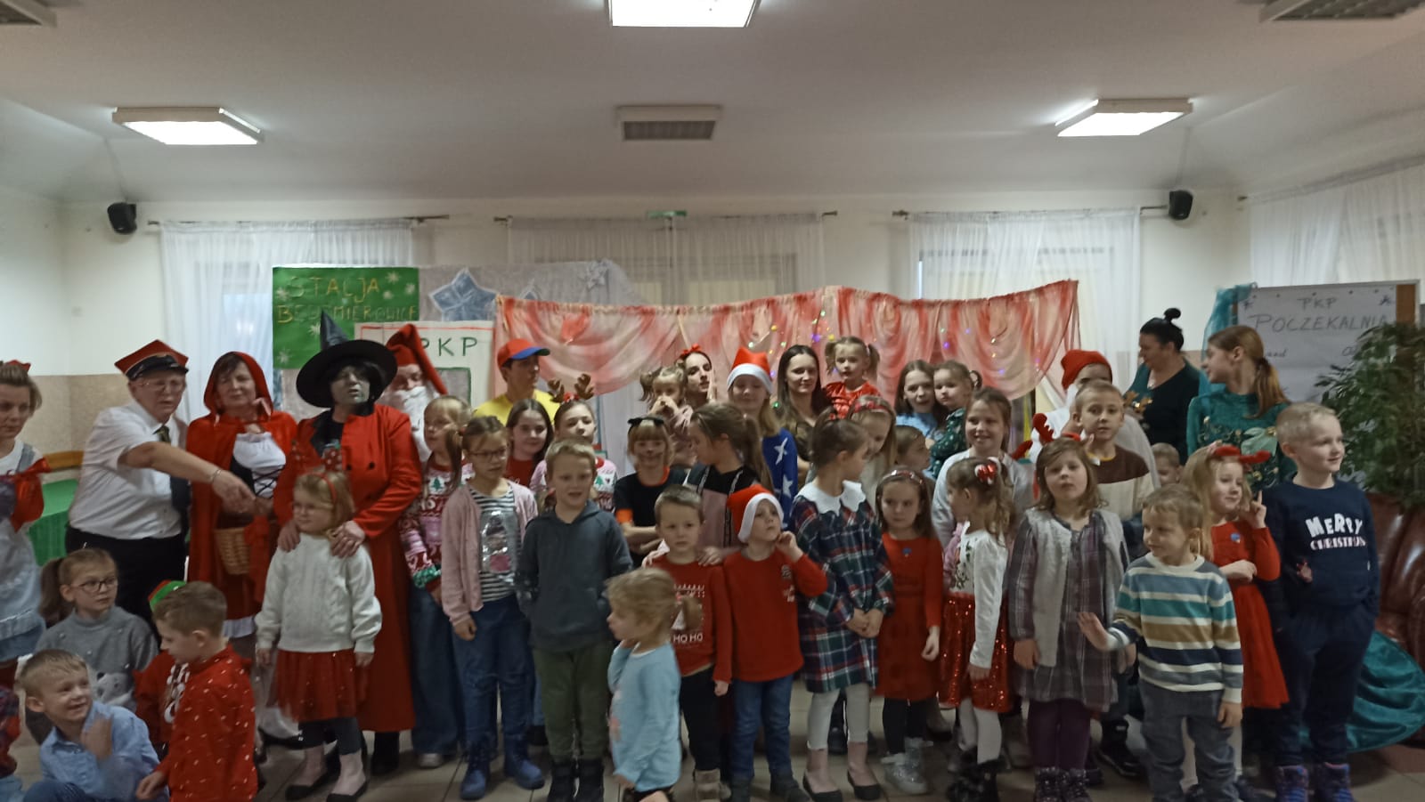 Wesoły teatrzyk i prezenty. Mikołajki w Będźmierowicach