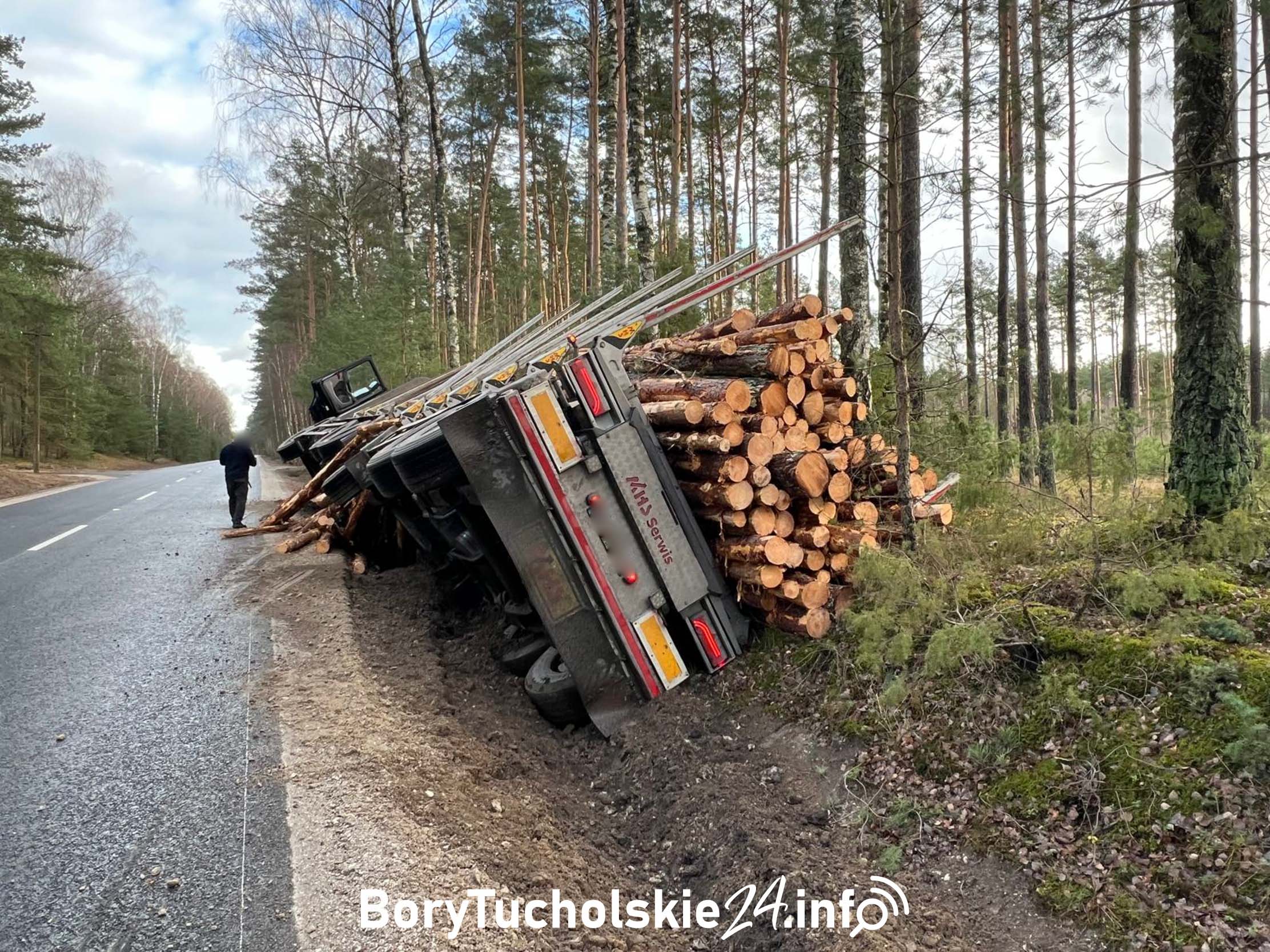 Ciężarówka z drewnem przewróciła się na tasie Tuchola - Tleń (FOTO)