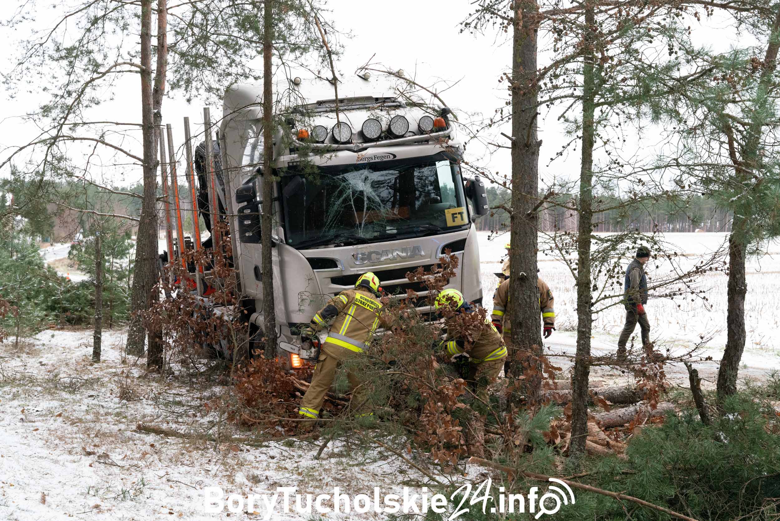 Ciężarówka wypadła z drogi na oblodzonej drodze.