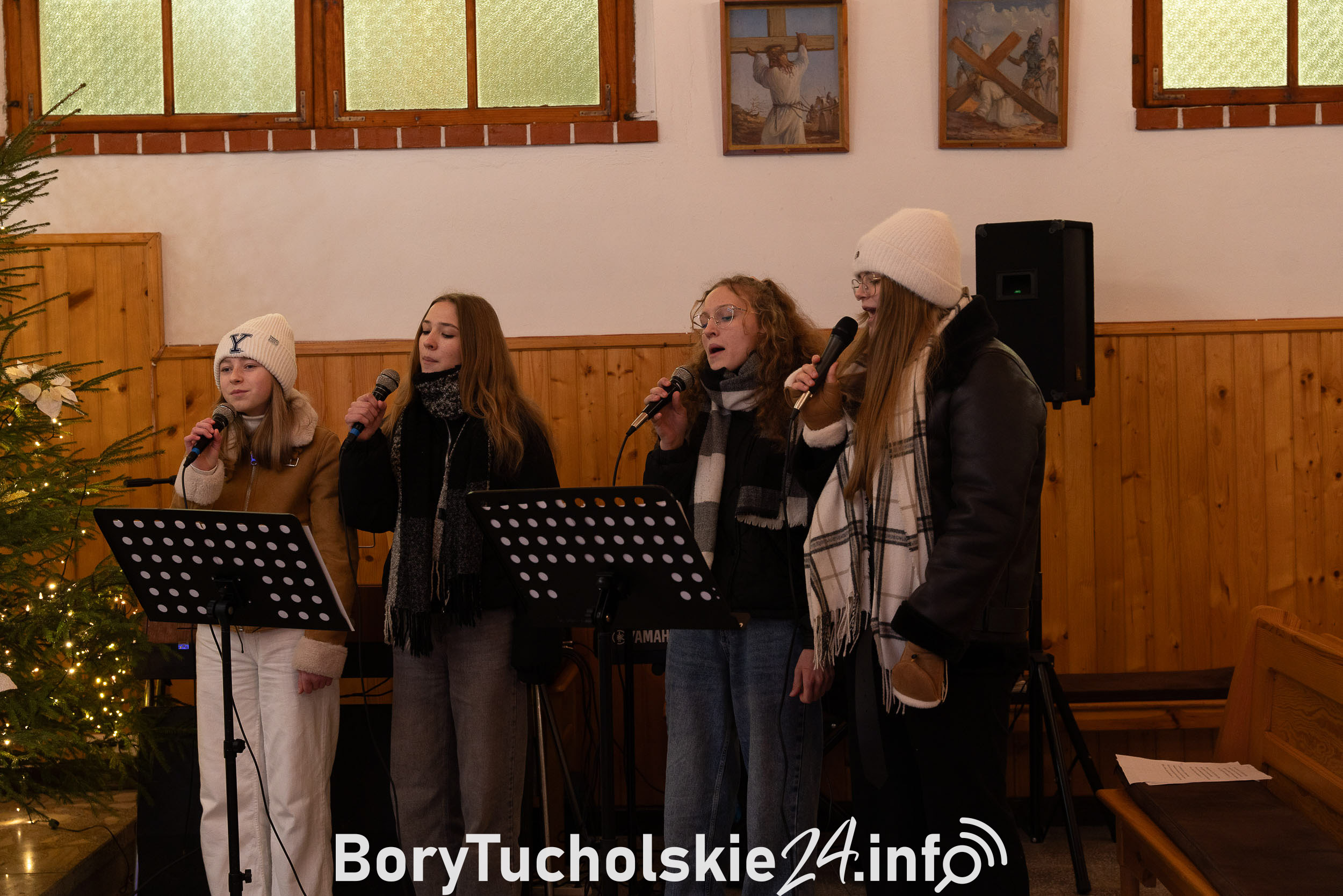Koncert scholi w kościele w Okoninach Nadjeziornych