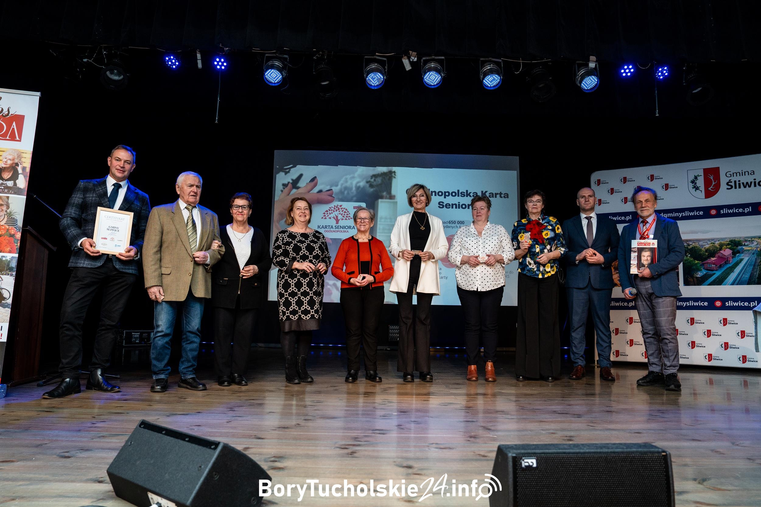 Prawie sto osób z gminy Śliwice odebrało kartę seniora (FOTO)