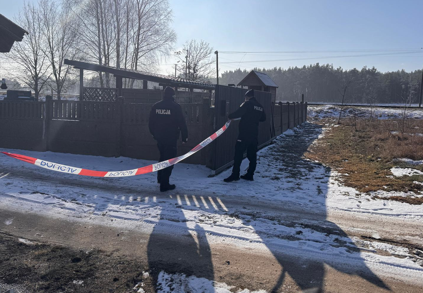 Nieidentyfikowany obiekt spadł na posesję w Będźmierowicach w gminie Czersk