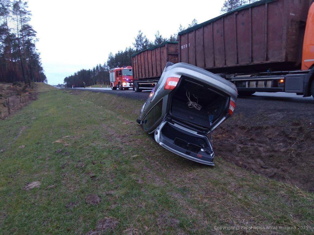Osobówka dachowała na berlince (FOTO)
