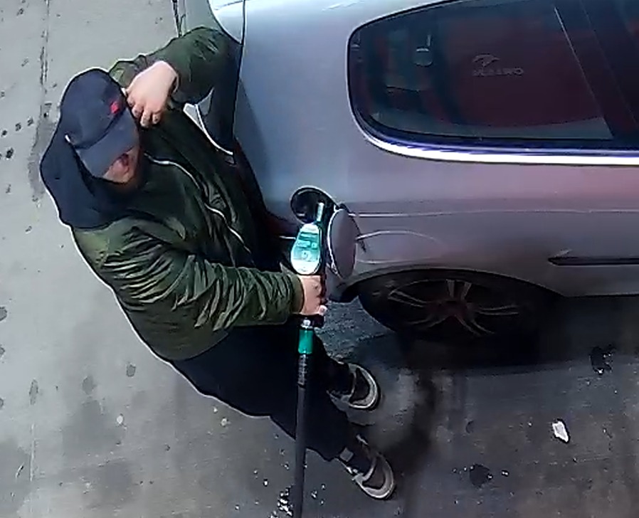 Policja poszukuje mężczyzny podejrzanego o kradzież tablic rejestracyjnych i paliwa