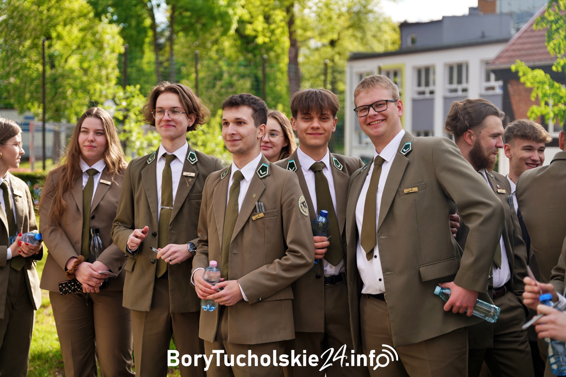 Uśmiechy mimo stresu. Tak maturzyści w Tucholi wchodzili na egzamin (FOTO)