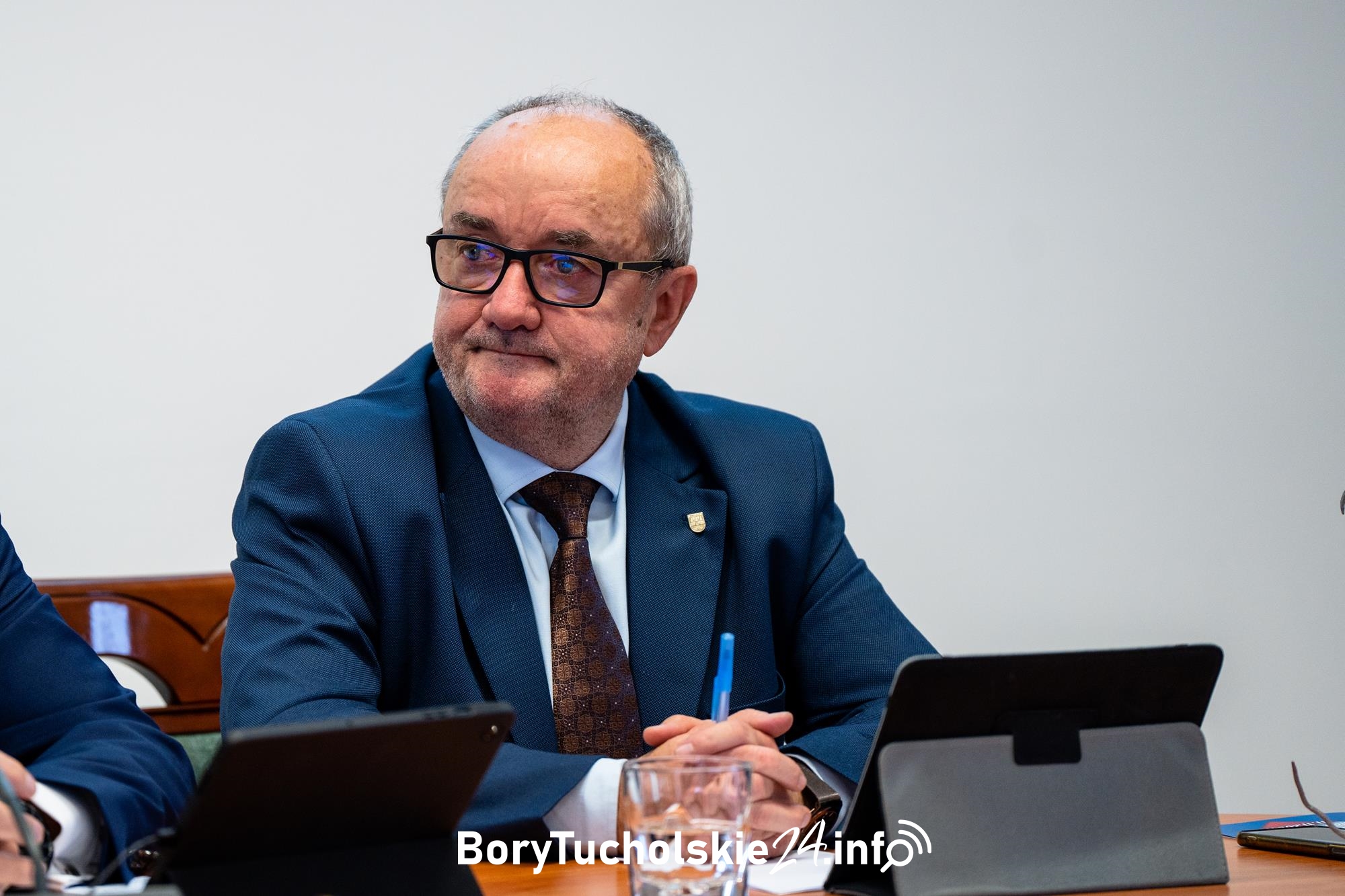 Spór o monitoring powietrza. Dlaczego radny Przytarski oddaje gminie czujnik?