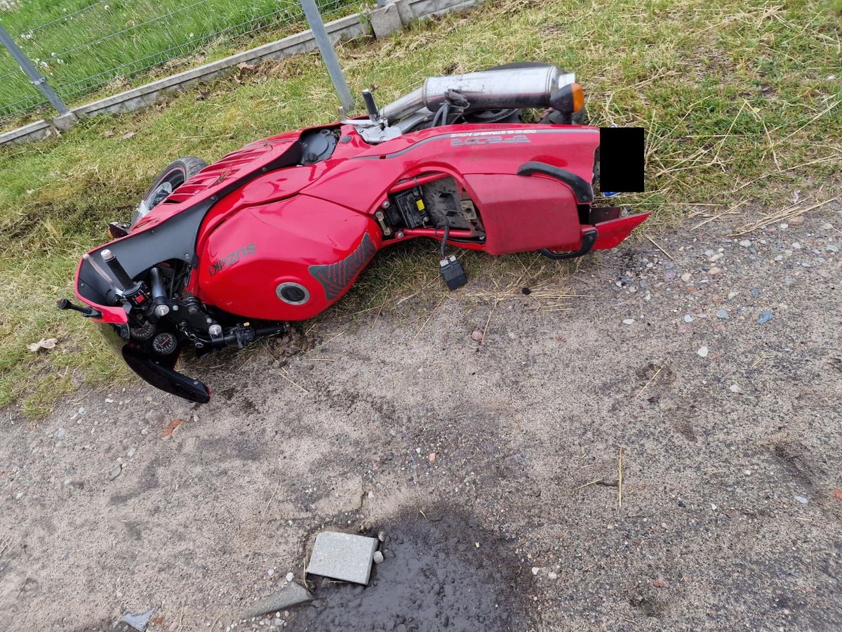 Ucieczka przed policją zakończyła się uderzeniem w płot 