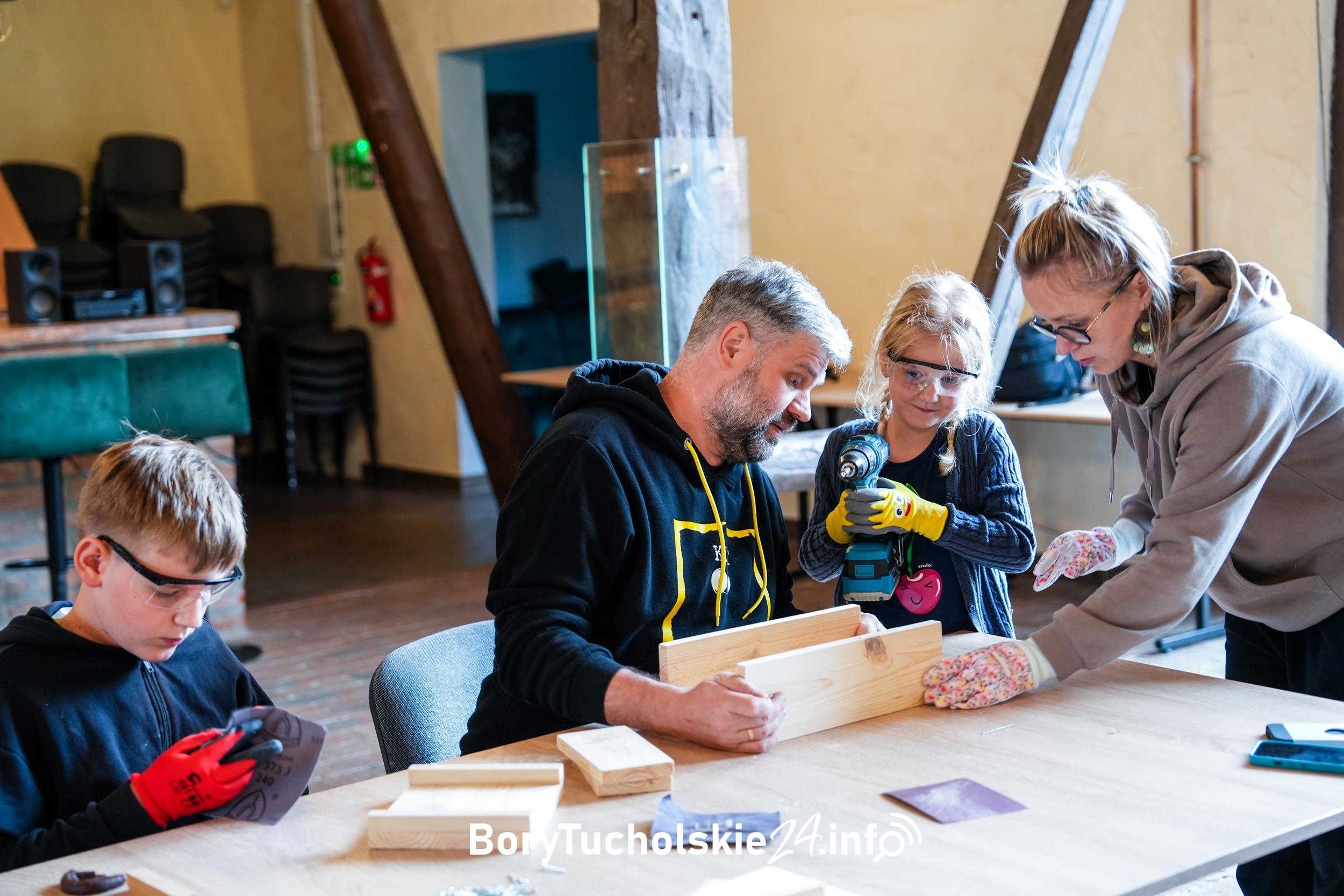 Rodzice z dziećmi budowali karmiki (FOTO, WIDEO)