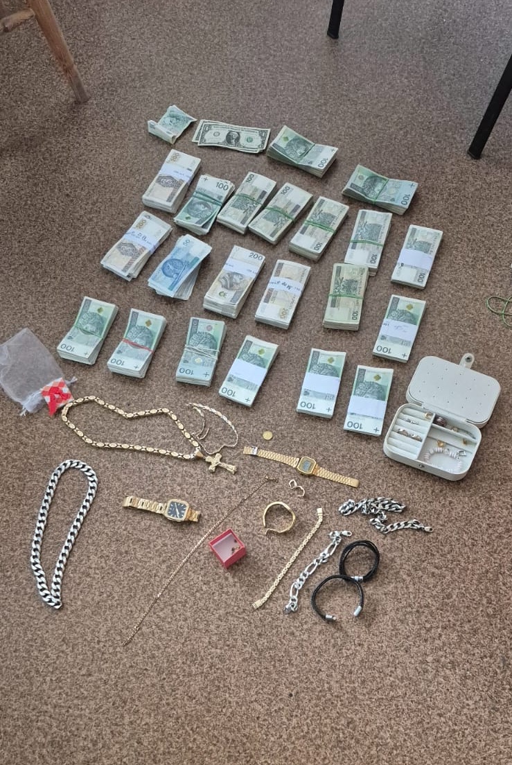 Policjanci zabezpieczają mienie zatrzymanych skupujących bydło