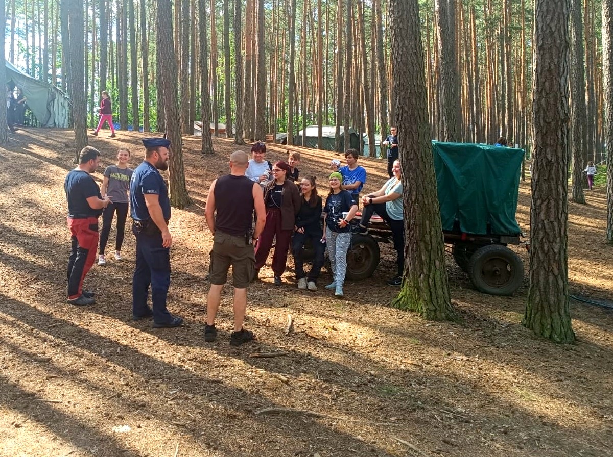Dzielnicowy odwiedził harcerzy podczas obozu w Hucie