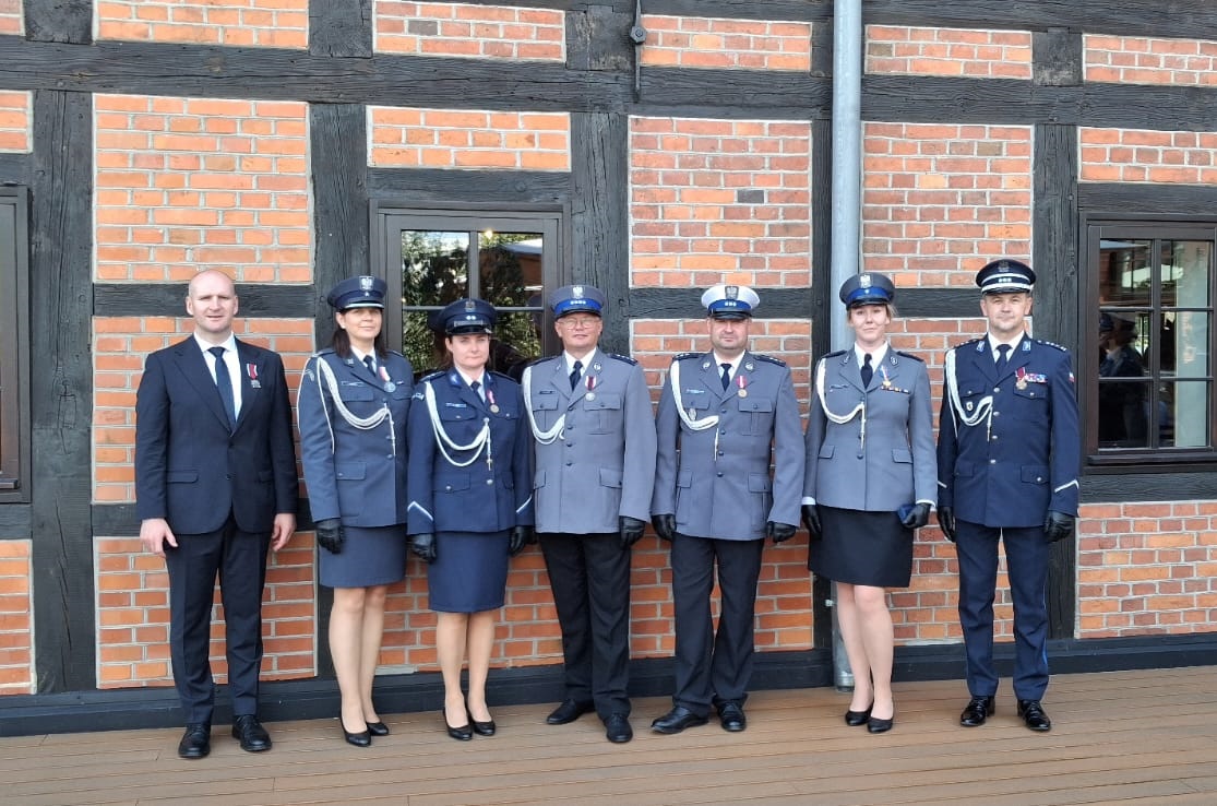 Starosta, komendant OSSW i tucholscy policjanci z odznaczeniami