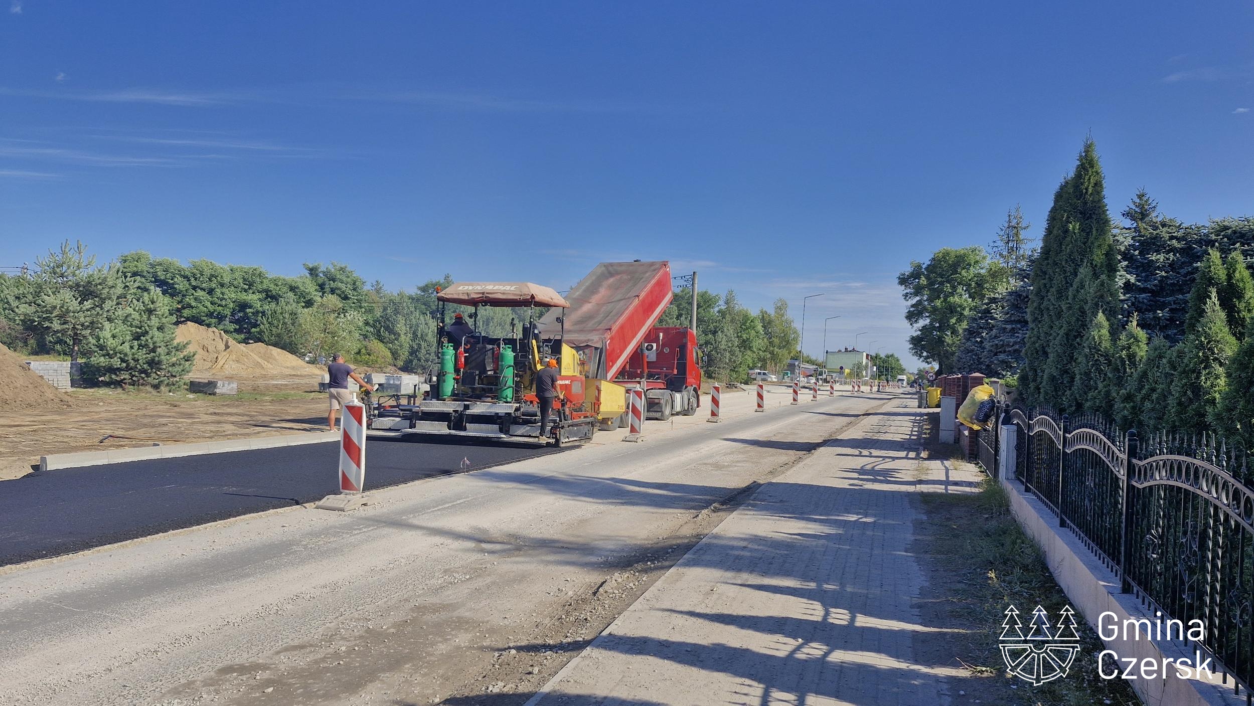Modernizacja dróg w Czersku – nowe nawierzchnie, chodniki i oświetlenie (FOTO)