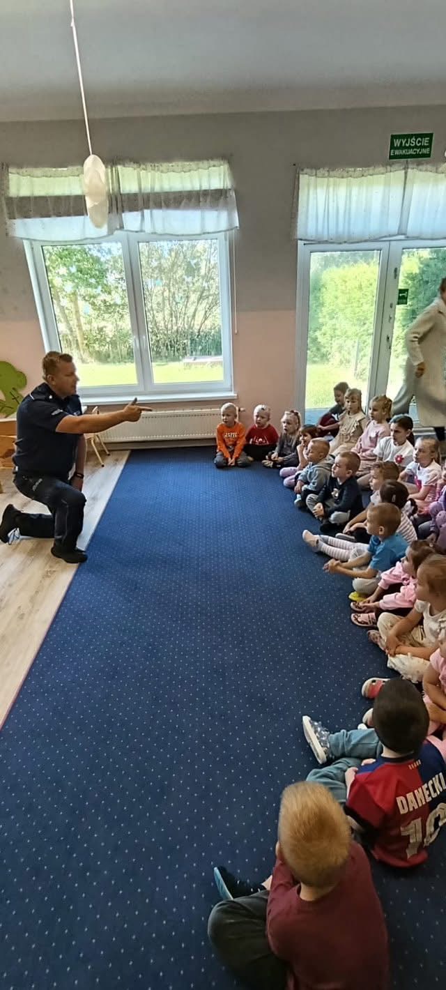 Policjanci z Czerska uczą najmłodszych bezpieczeństwa na drodze