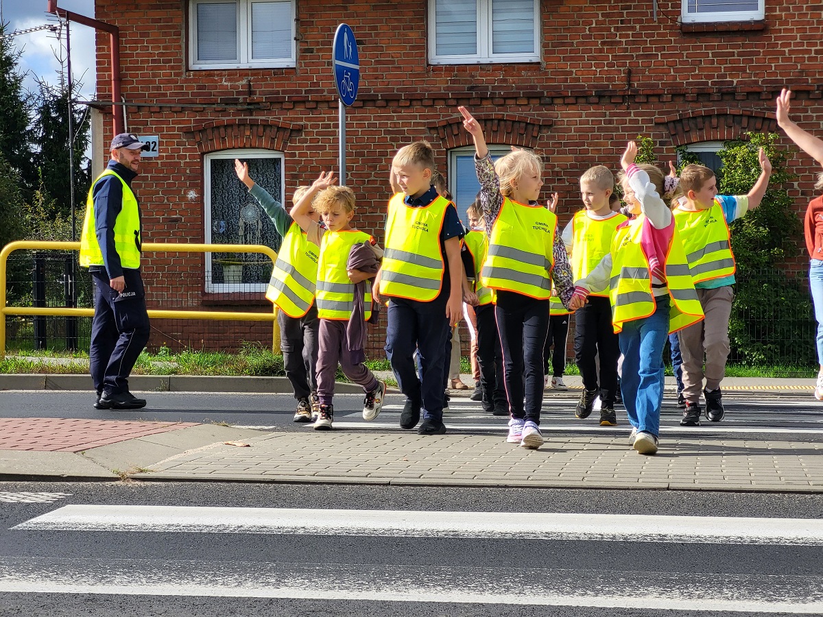 Maluchy ćwiczyły przechodzenie przez przejście. Szkolili je policjanci z Tucholi