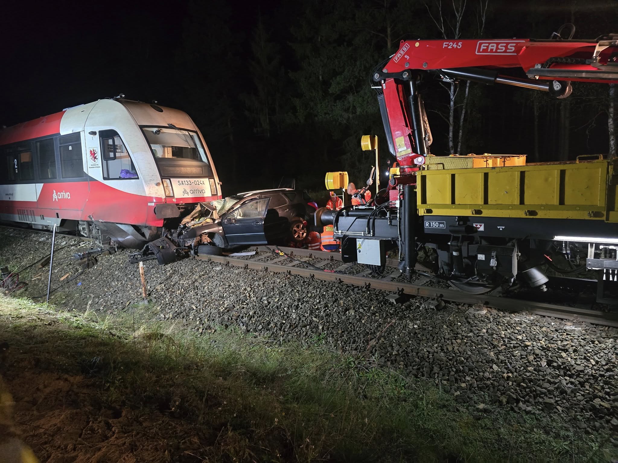 Osobówka wjechała pod pociąg. Samochód prowadził 21-latek
