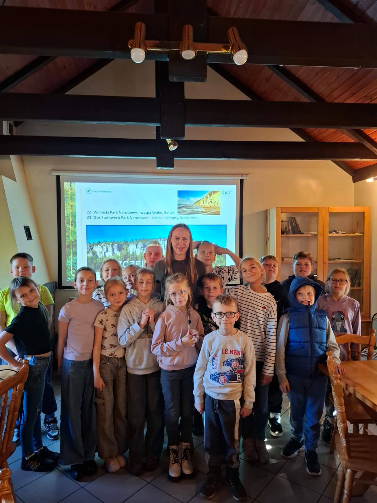 Uczniowie z SP nr 2 w Czersku na zajęciach edukacyjnych w Nadleśnictwie Czersk (FOTO)