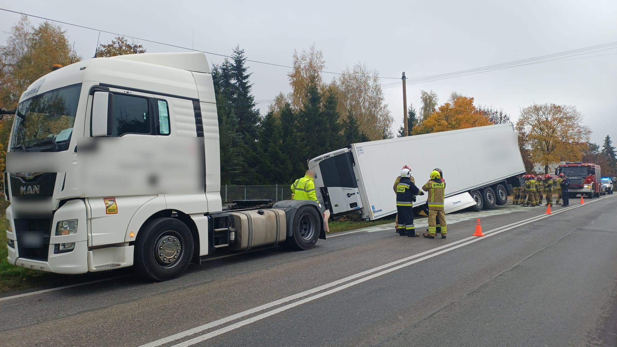 Kolizja w Bladowie. Wyczepiła się naczepa ciężarówki (FOTO)