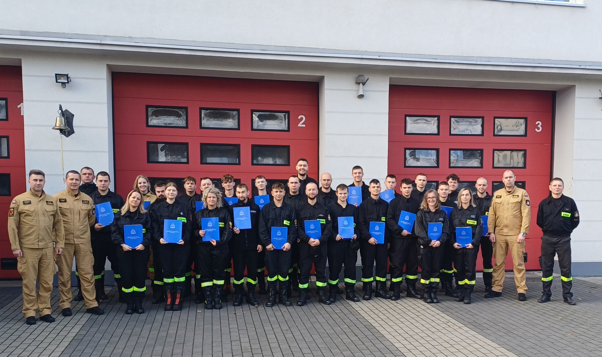 Druhowie i druhny z OSP ukończyli kurs podstawowy strażaków ratowników (FOTO)