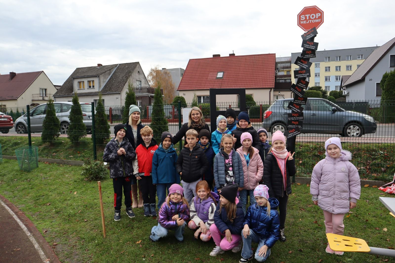 Tucholska „Trójka” mówi: „STOP HEJTOWI” i stawia krzesło jako symbol walki z tym zjawiskiem