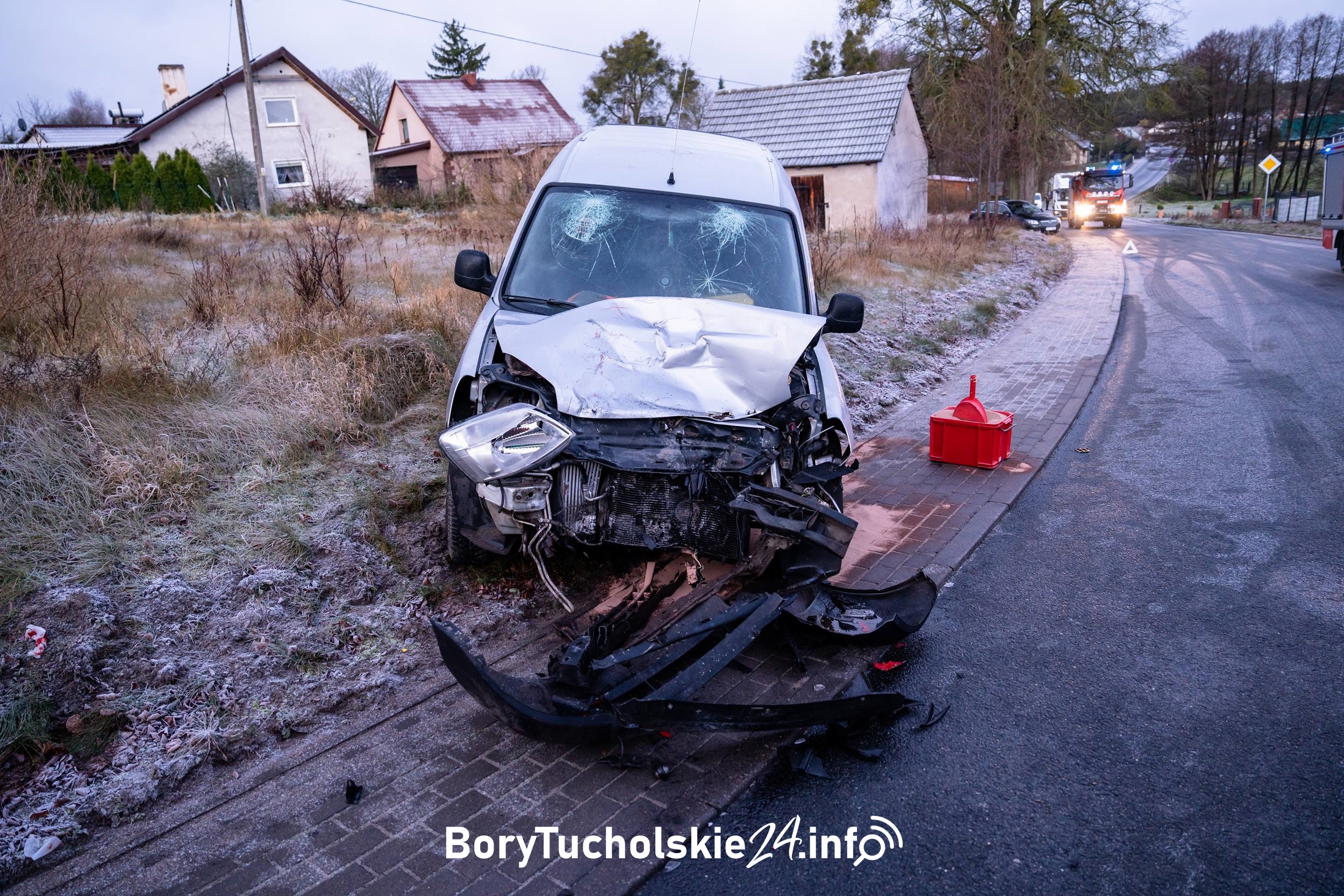 Wypadek w Łąskim Piecu. Dwie osoby doznały urazów głowy (FOTO, WIDEO)