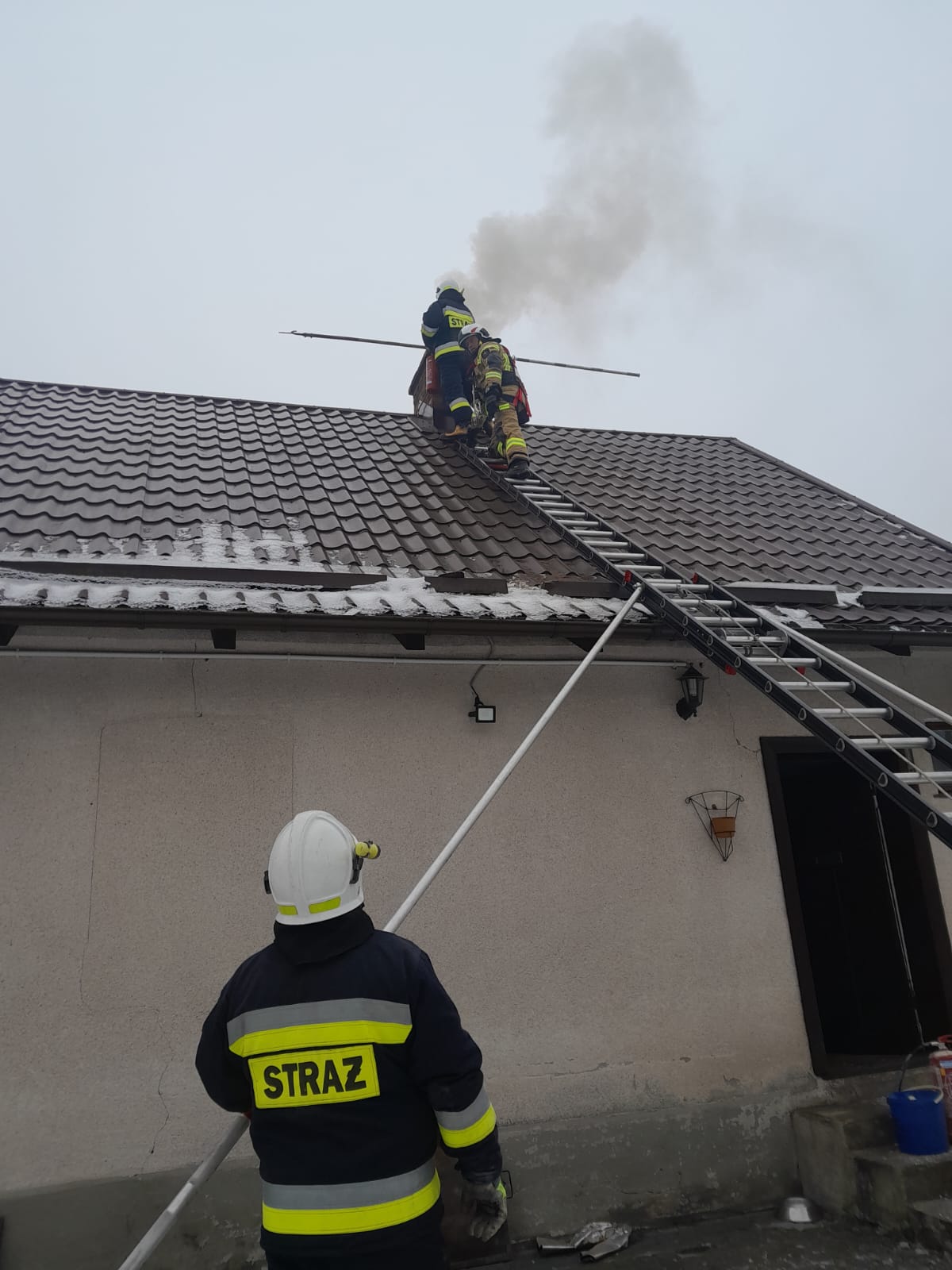 Pożar sadzy w kominie. Akcja strażacka trwała ponad cztery godziny (FOTO)