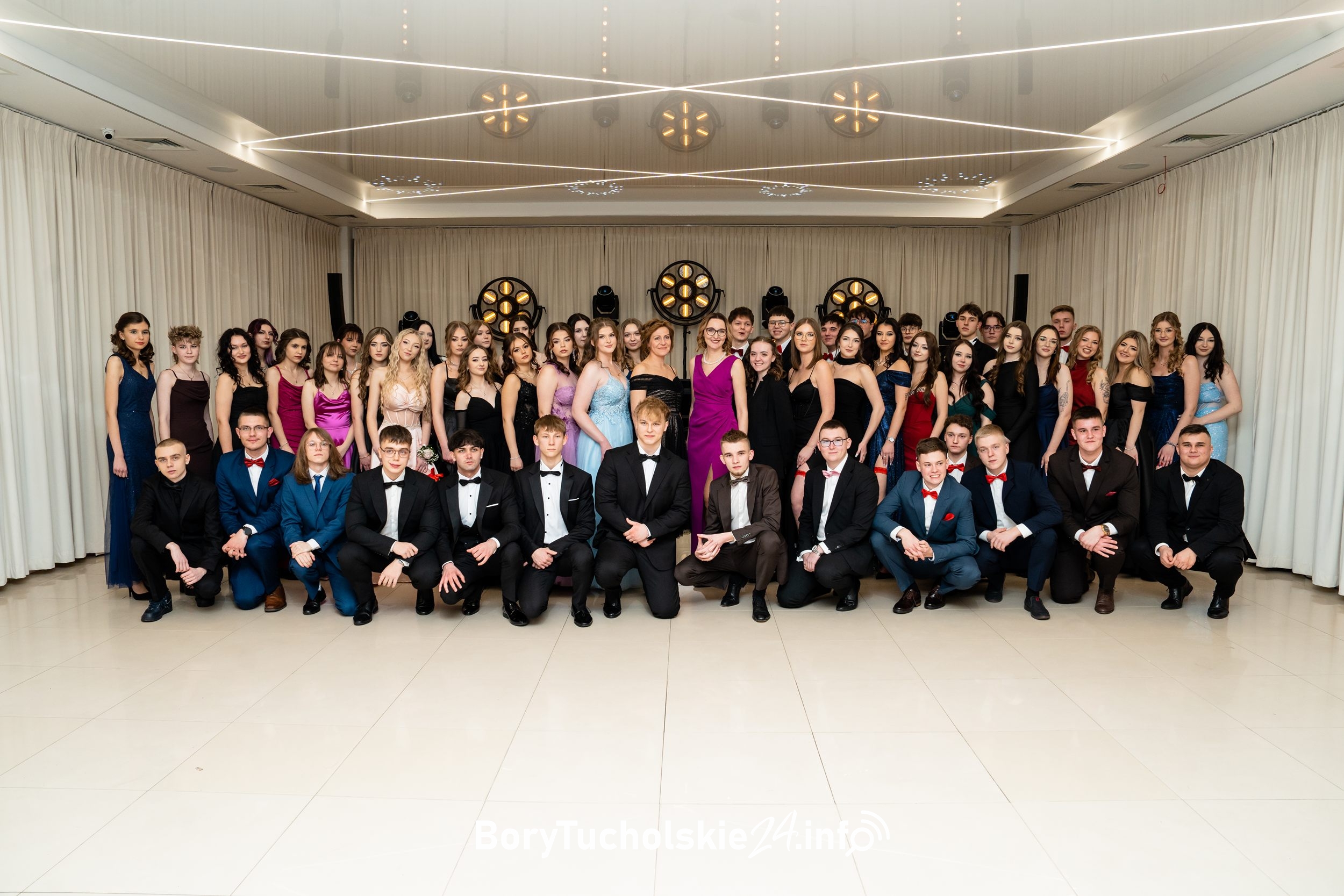 Zobaczcie zdjęcia grupowe i na ściance ze studniówki ZSLiA (FOTO, WIDEO)