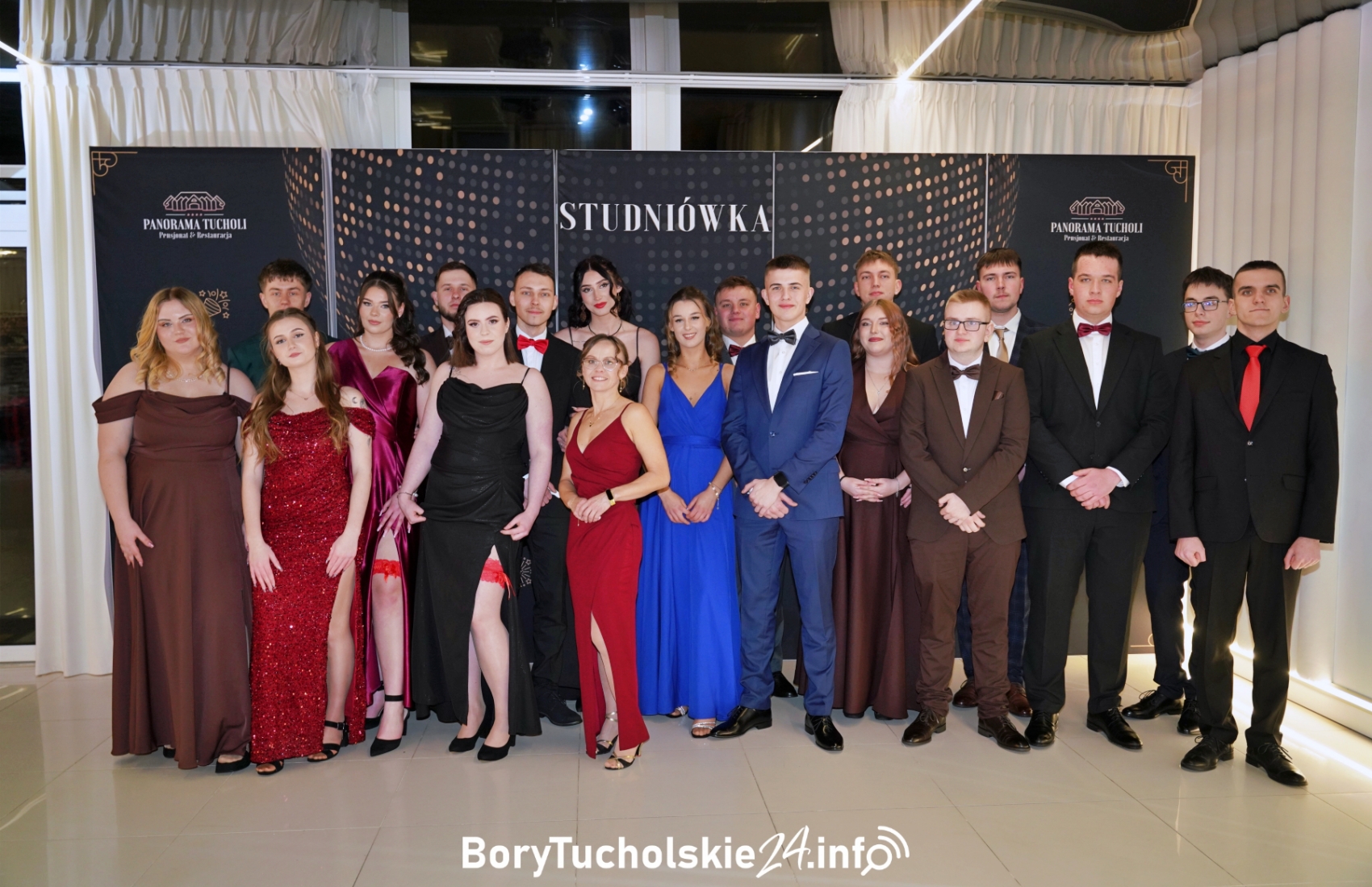 Studniówka ZSLiT w Tucholi (ZDJĘCIA GRUPOWE, ŚCIANKA)