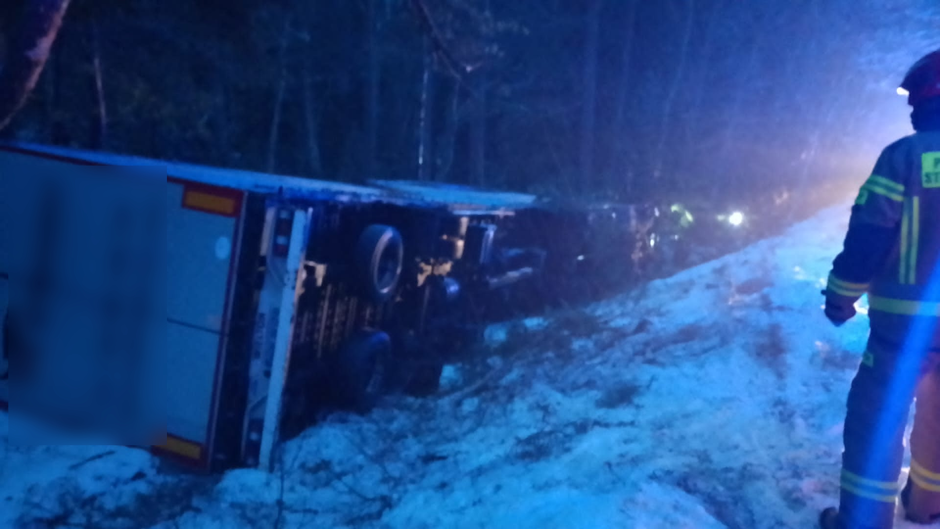 Trudne warunki na drogach. Tir wjechał do rowu (FOTO)