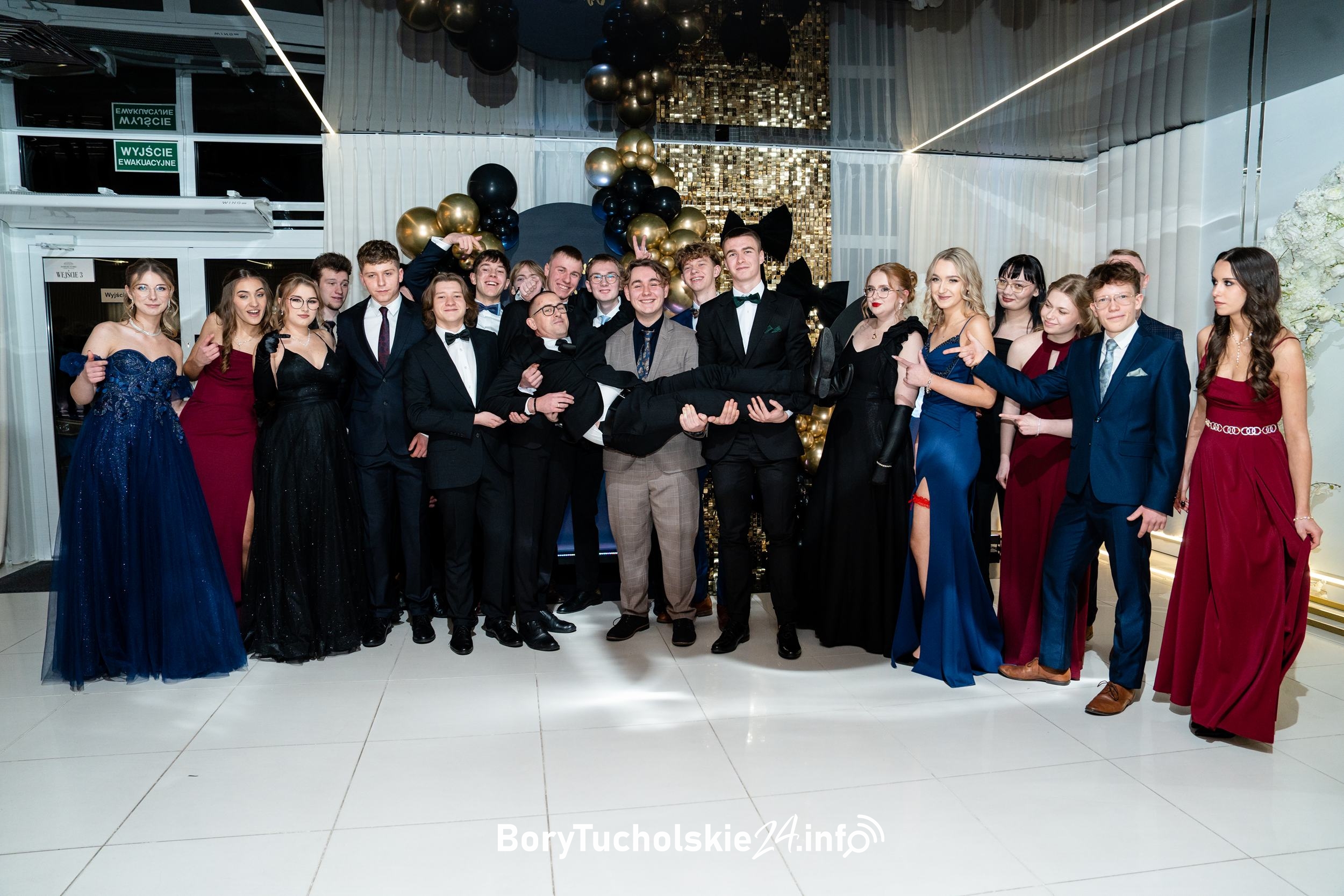 Walc z nauczycielami i orkiestrą. Studniówka Technikum Leśnego w Tucholi BoryTucholskie24.info