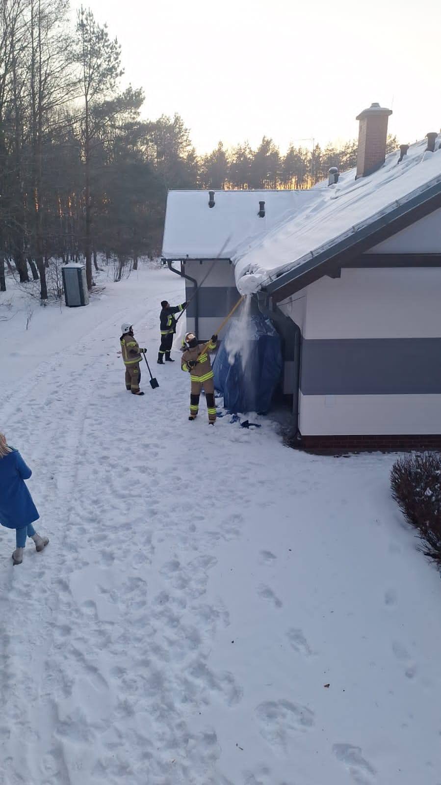 Strażacy z Krzyża odśnieżali dach świetlicy w Gutowcu (FOTO)