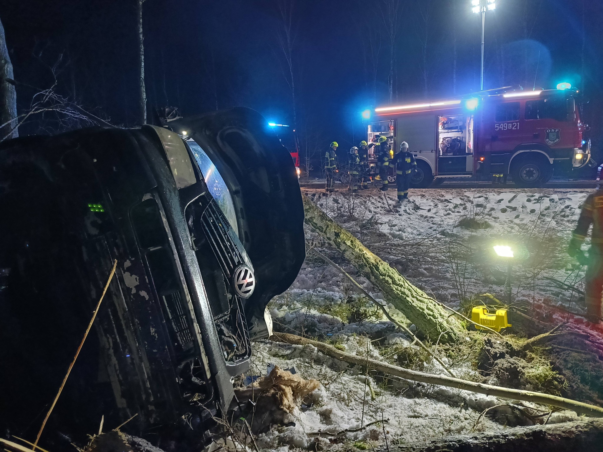 Dachowanie auta dostawczego na DW240 w rejonie Lubiewic. Kierowca miał dwa sądowe zakazy