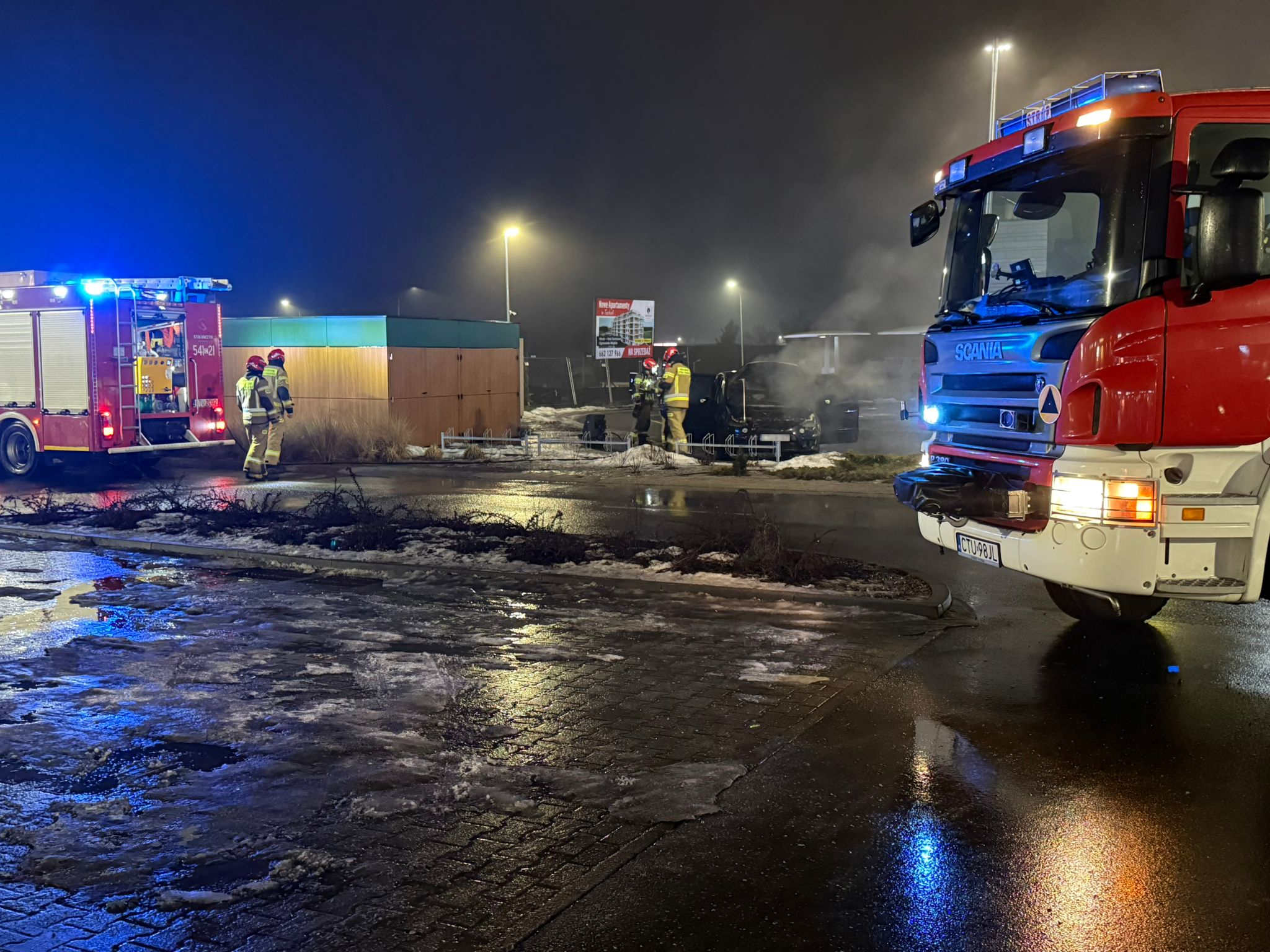 Pożar samochodu na parkingu przy restauracji w Tucholi (FOTO, WIDEO)