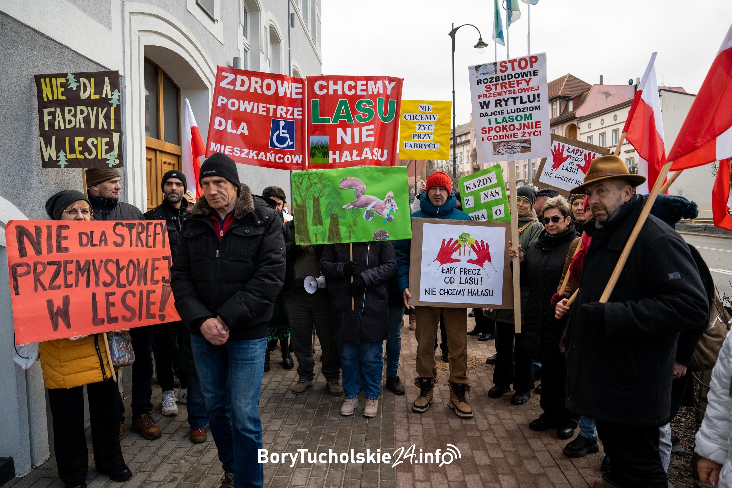 Pod czerskim urzędem protestowali w sprawie rozbudowy tartaku w Rytlu (FOTO, WIDEO)