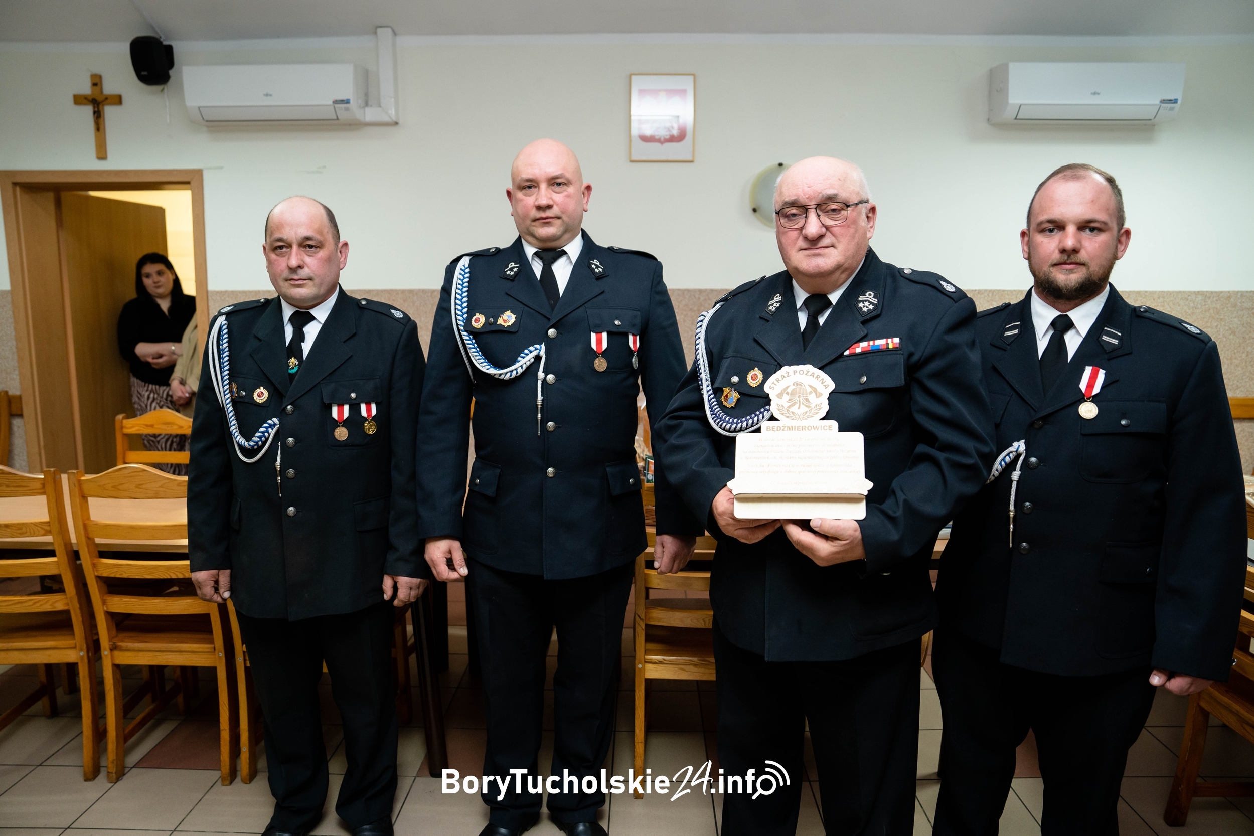 Druh Zbyszek przeszedł na strażacką emeryturę. Chwile wzruszenia w OSP w Będźmierowicach (FOTO, WIDEO)