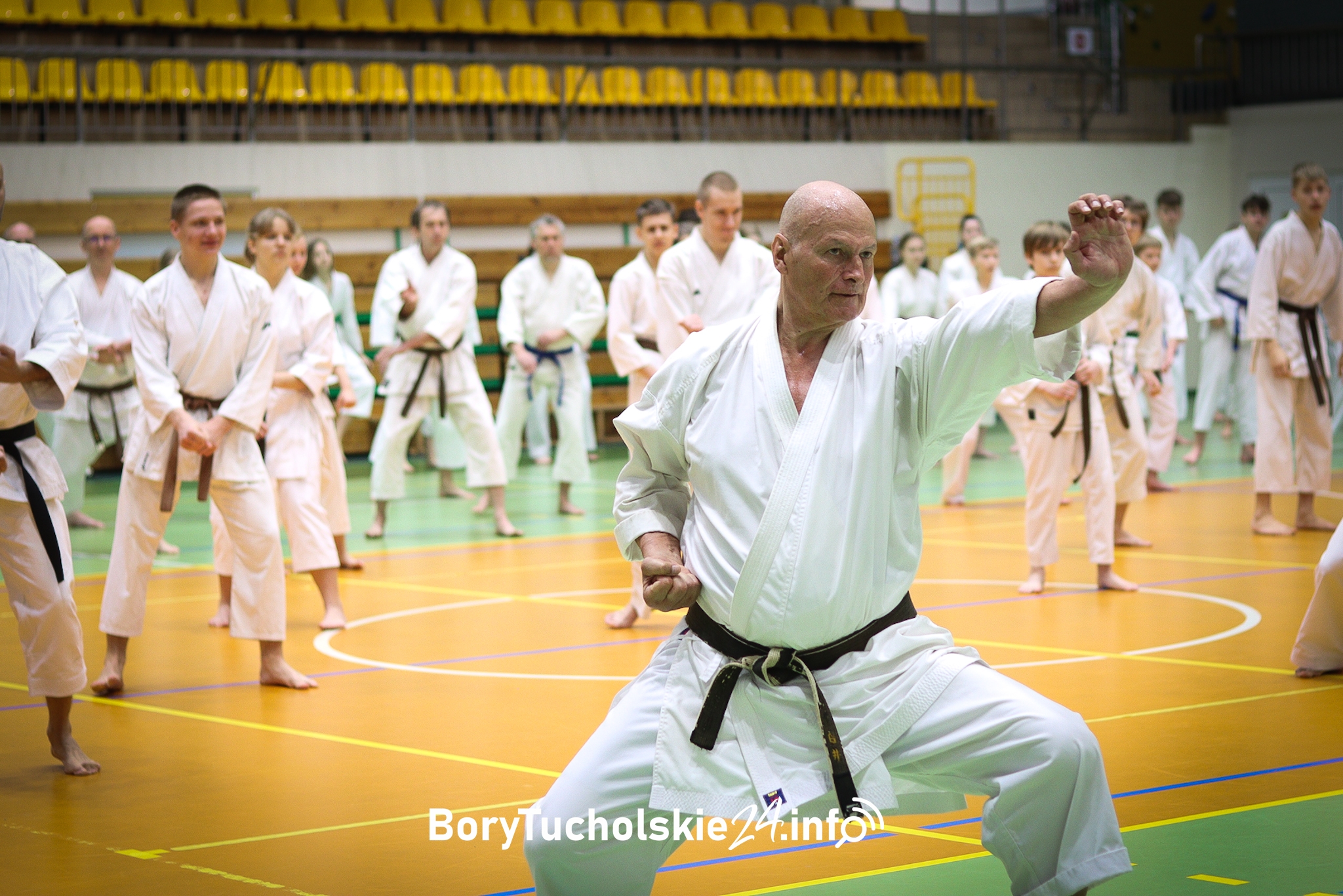 Na zaproszenie Tomasza Krygowskiego do Tucholi przyjechał Claudio Ceruti – ważna postać w europejskim karate. Sensei prowadził treningi w Tucholi i Czersku. W piątek i sobotę odbyło się seminarium z mistrzem. To kolejna wizyta sensei w naszym regionie. Claudio Ceruti odwiedza Tucholę na zaproszenie Tomasza Krygowskieg, który prowadzi klub Shotokan.  Sensei współprowadził kilka treningów z karatekami z naszego regionu. Pojawił się w Czersku i Tucholi. Jednak najważniejszą częścią jego wizyty było seminarium,