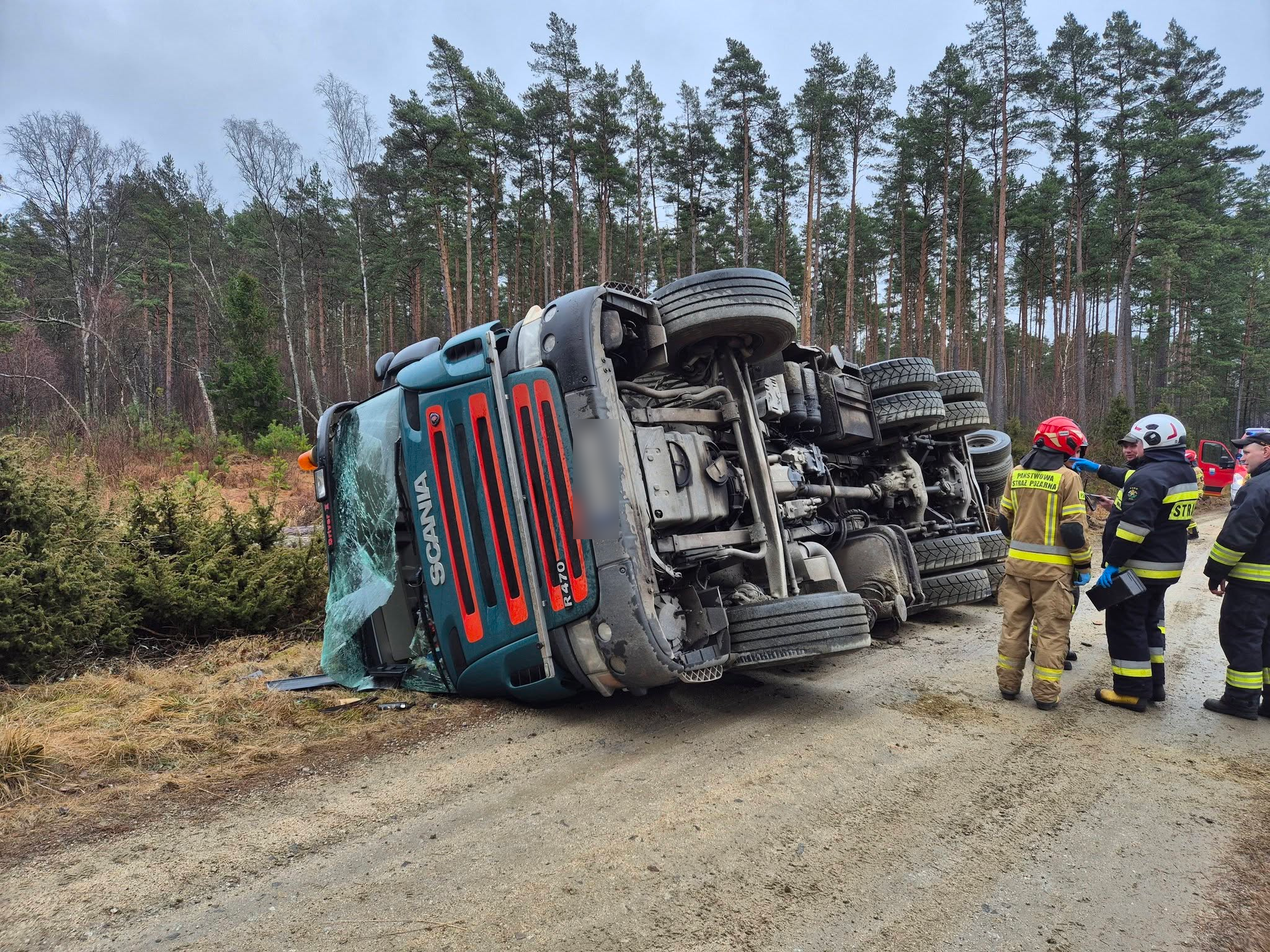 Wypadek ciężarówki z dłużycą. Kierowca trafił do szpitala (FOTO)