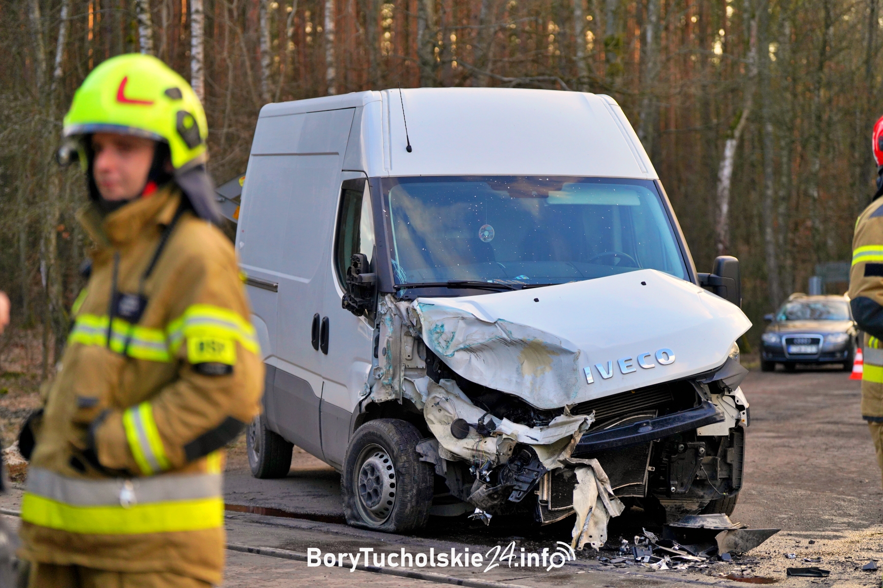 Kolizja busa z pociągiem na przejeździe w Wierzchucinie (FOTO, WIDEO)