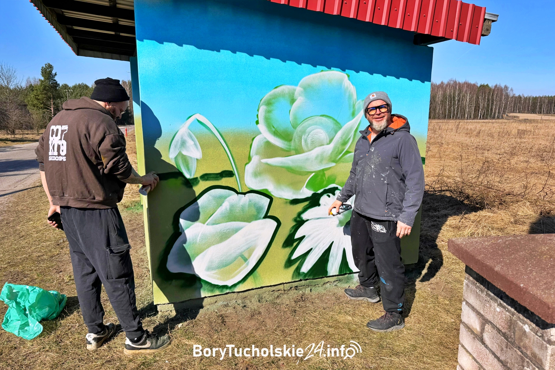 Kwiatowy mural powstaje w centrum Będźmierowic (FOTO, WIDEO)