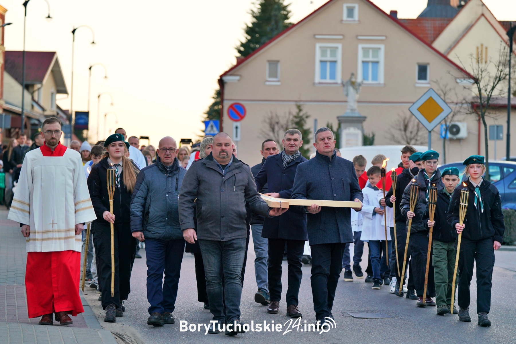 Droga krzyżowa przeszła ulicami Śliwic (FOTO, WIDEO)