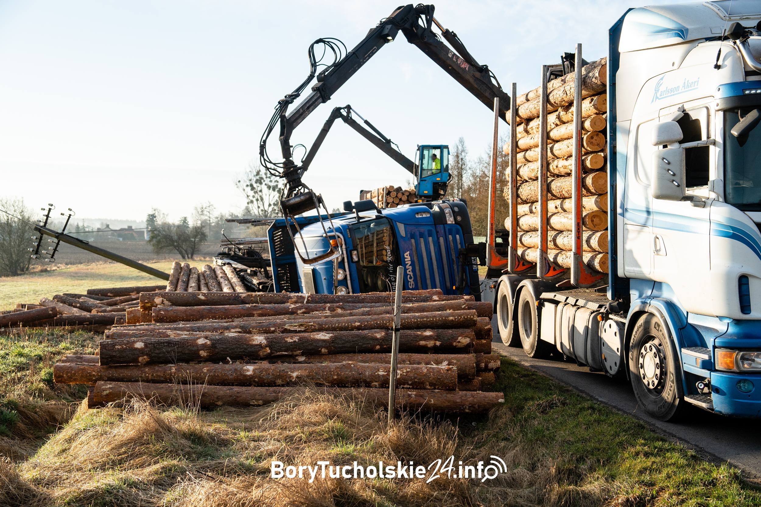 Kolizja tira na Czerskiej w Śliwicach. Dłużyca wysypała się na pobocze (FOTO, WIDEO)