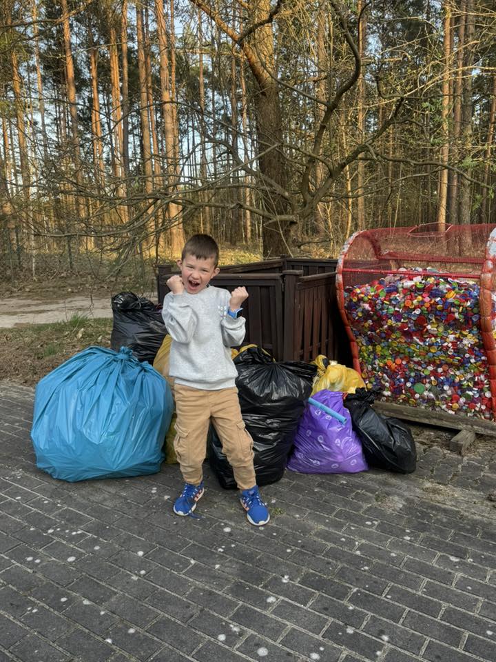 Sprzątanie sołectwa Gutowiec z okazji Dnia Ziemi (FOTO)